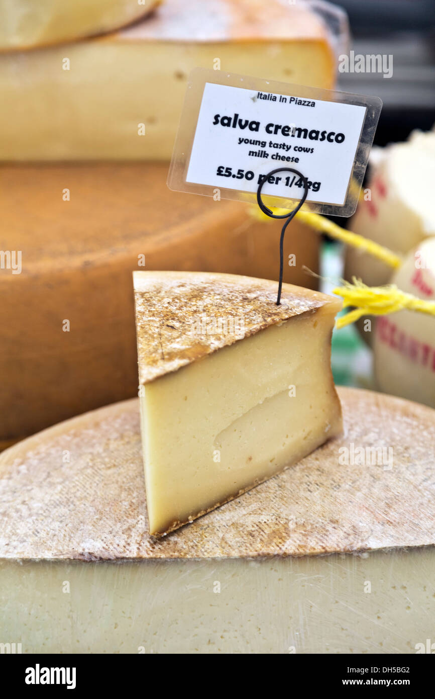 Salva Cremasco giovani vacche gustoso formaggio di latte per la vendita nel mercato in stallo Festival Italiano 21 sept 2013, Peterborough, Inghilterra Foto Stock