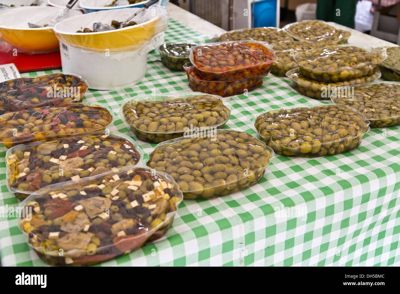 Confezioni di olive di cui fuori su una tabella per la vendita nel mercato in stallo Festival Italiano 21 sept 2013, Peterborough, Inghilterra Foto Stock