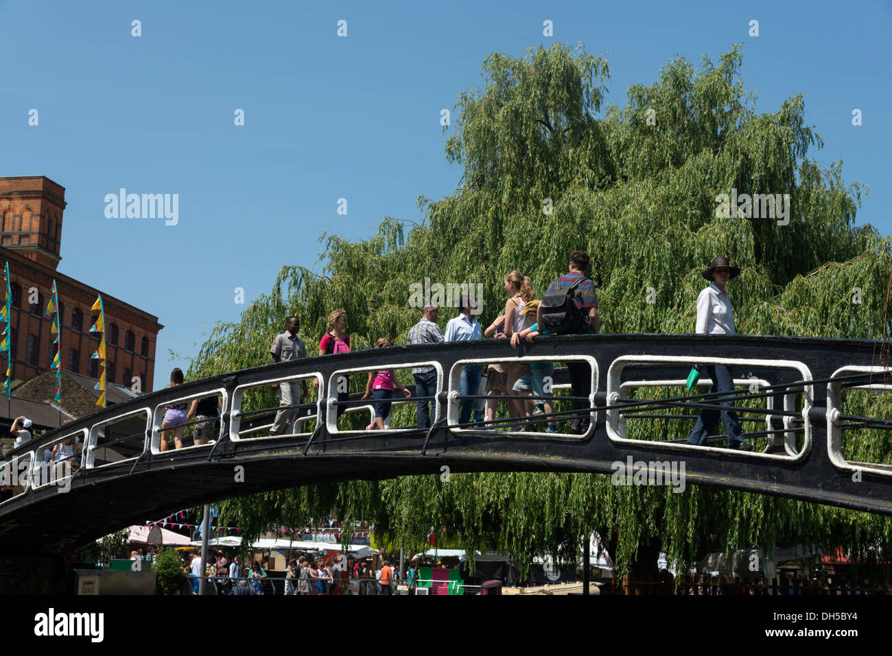 Ponte di ferro che attraversa il Regent's Canal di Camden Town, Londra, Inghilterra, Regno Unito Foto Stock