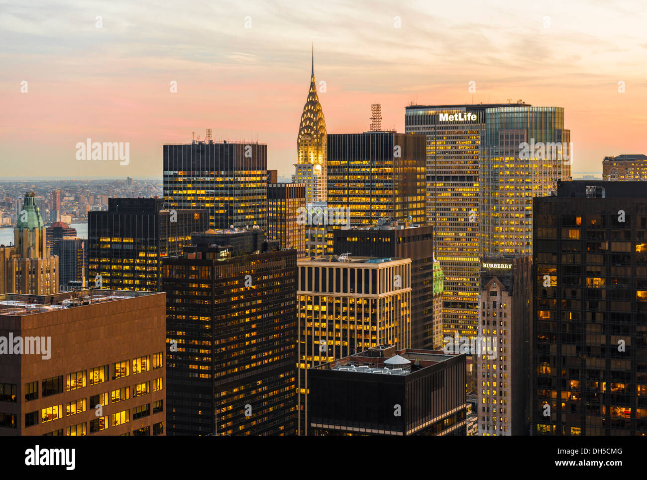 New York skyline della città di luce ad alta illuminata dal Chrysler Building. Foto Stock