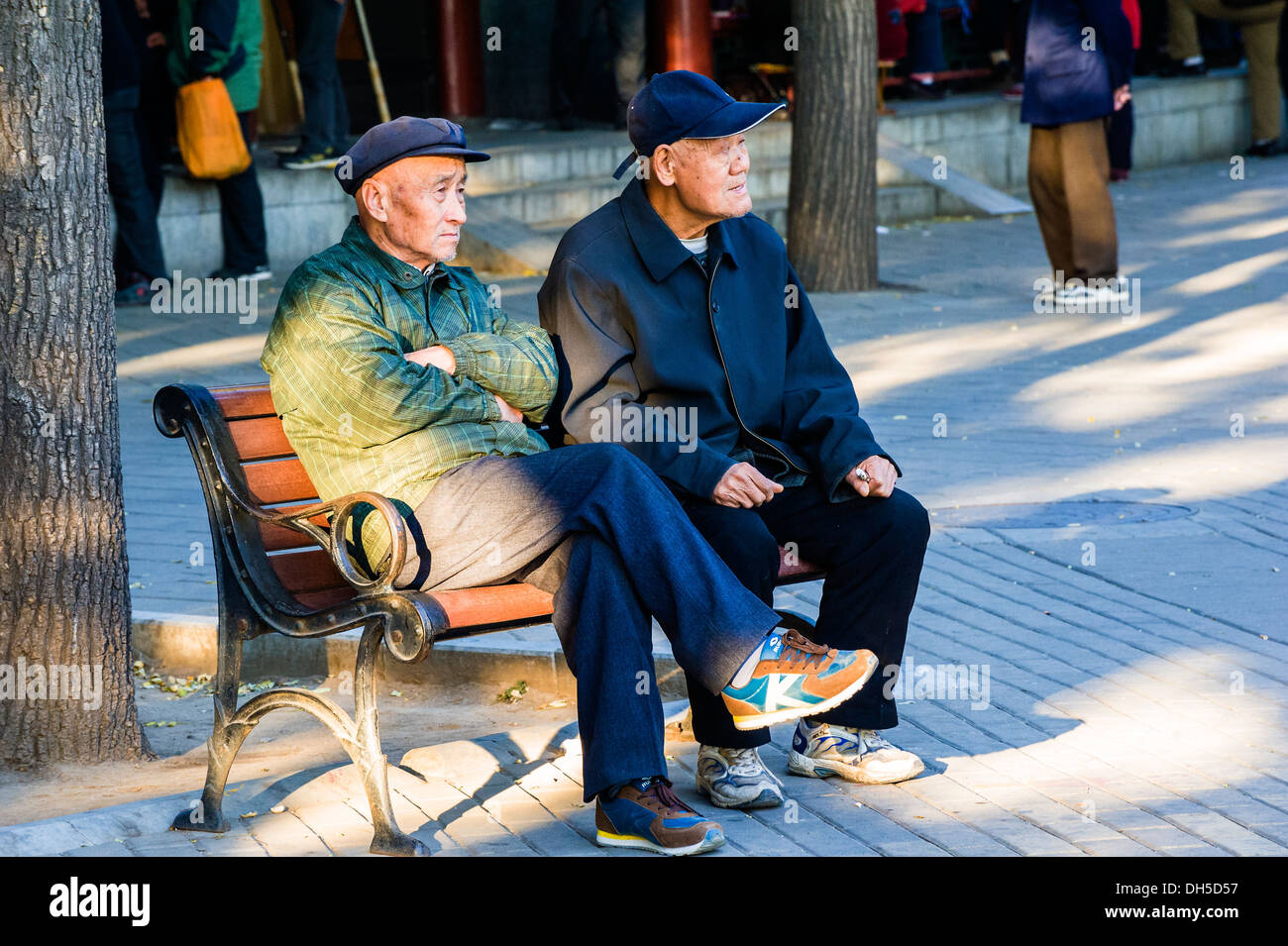 Cinese due uomini anziani sedersi sulla panchina, Pechino Foto Stock