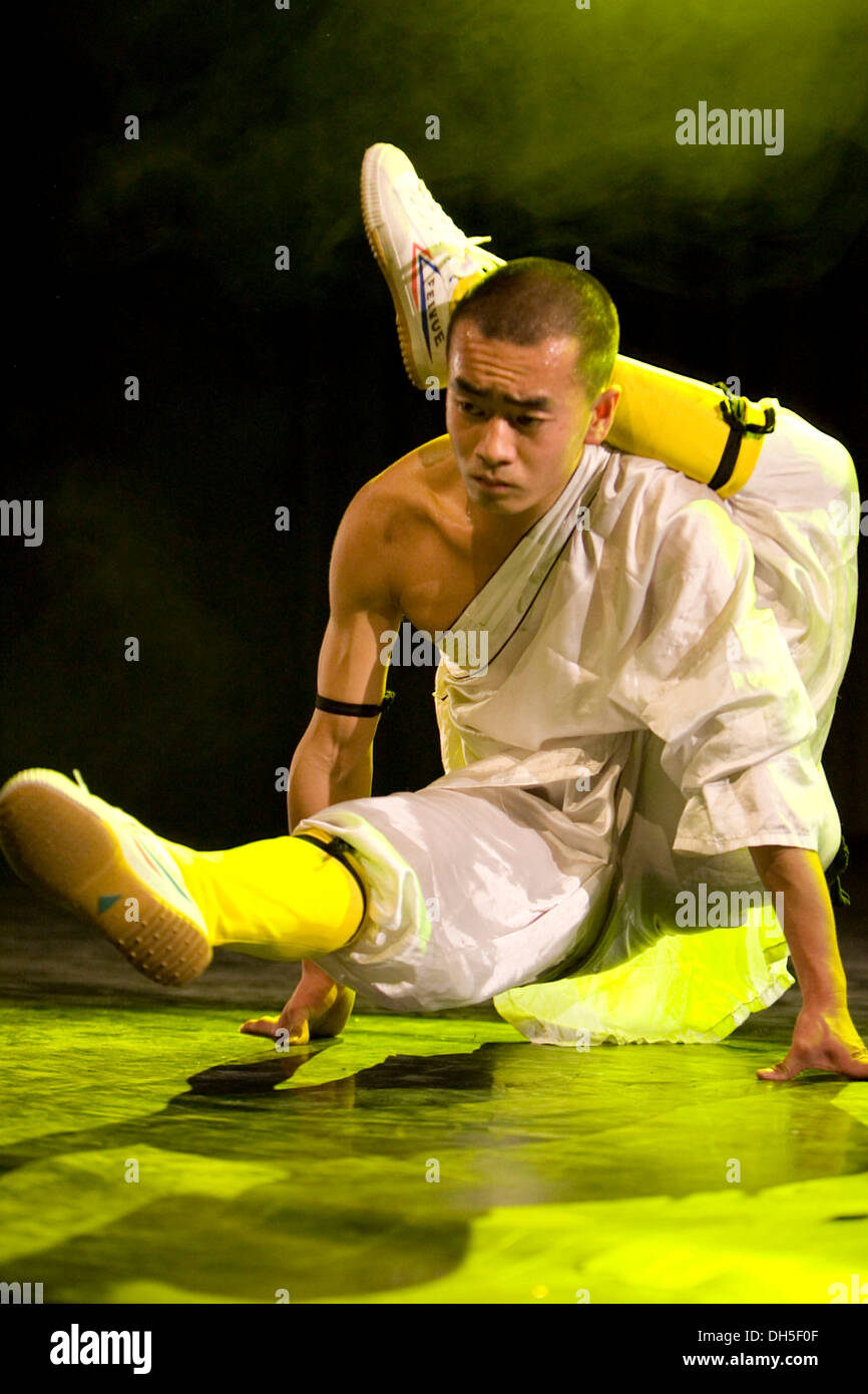 Kung Fu Shaolin, Shi Fu - Master II di Gala, auditorium della Fachhochschule Dieburg, Hesse Foto Stock