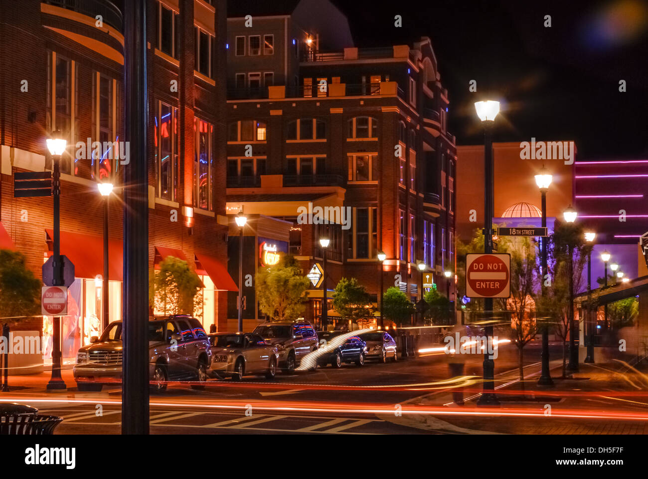 Vista sulla strada della Atlantic Station, un quartiere residenziale e commerciale di lusso con ristoranti, negozi e divertimenti ad Atlanta, Georgia. Foto Stock