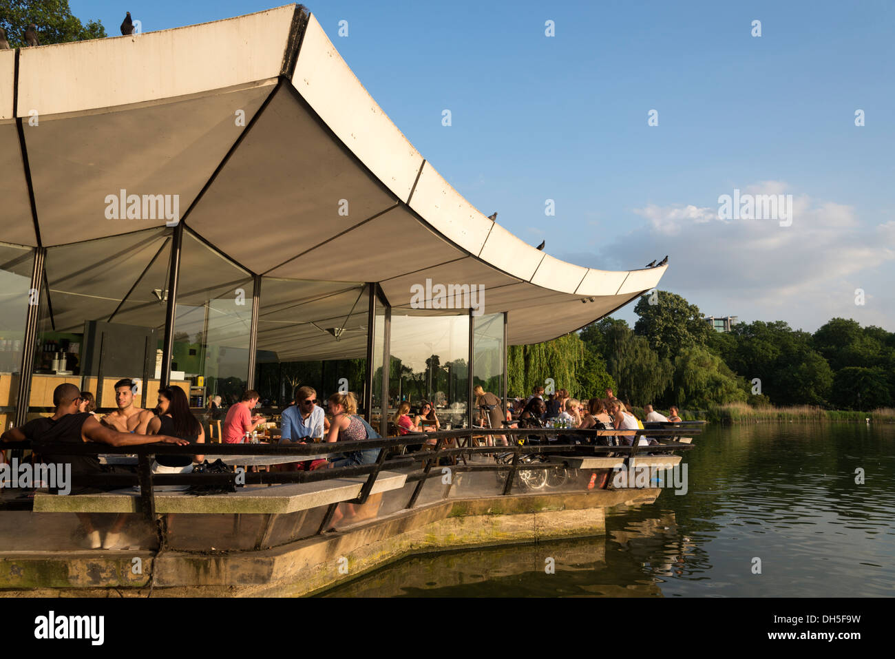 Il Serpentine Bar & Cucina sul bordo della serpentina in Hyde Park, London, England, Regno Unito Foto Stock
