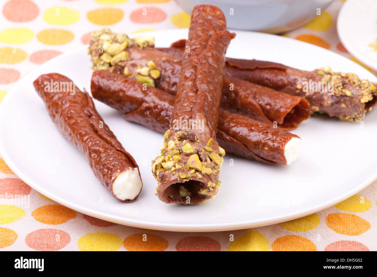 Il brandy scatta con pistacchi e crema di latte Foto Stock