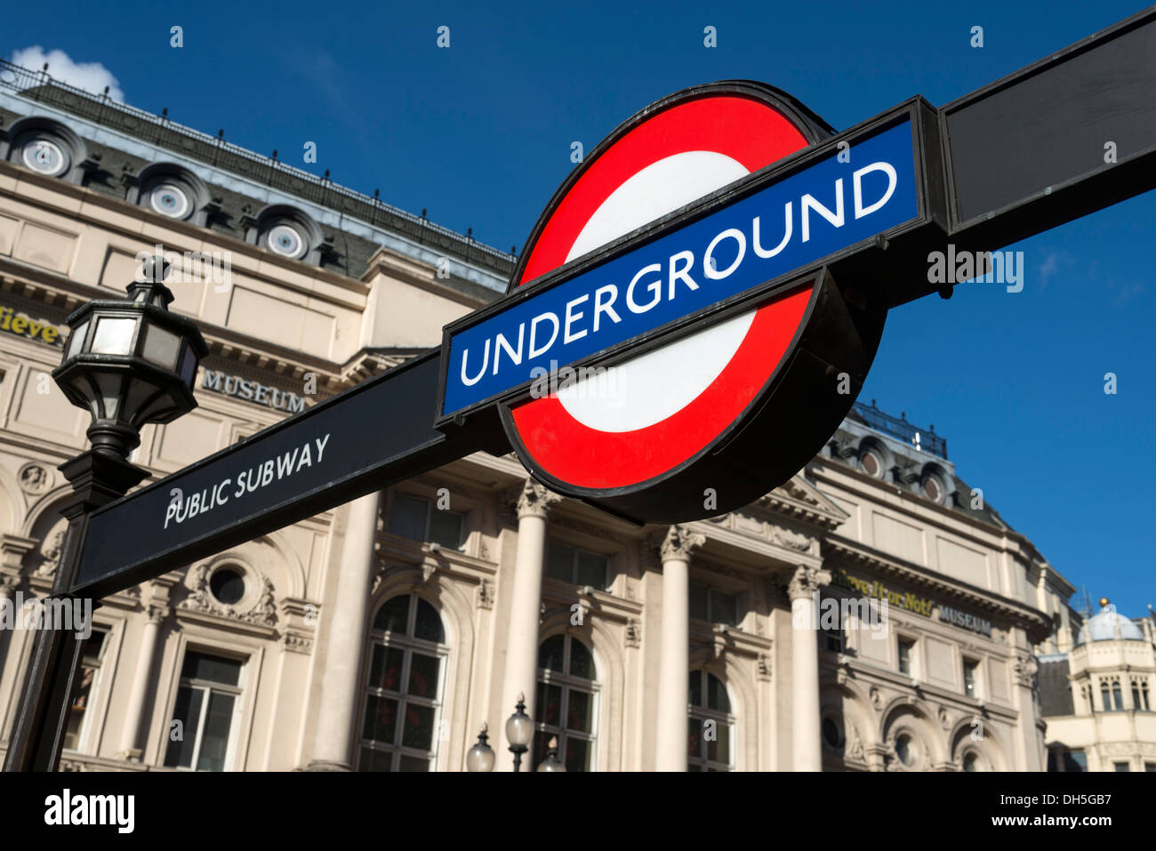 La metropolitana di Londra segno a Piccadilly Circus, England, Regno Unito Foto Stock