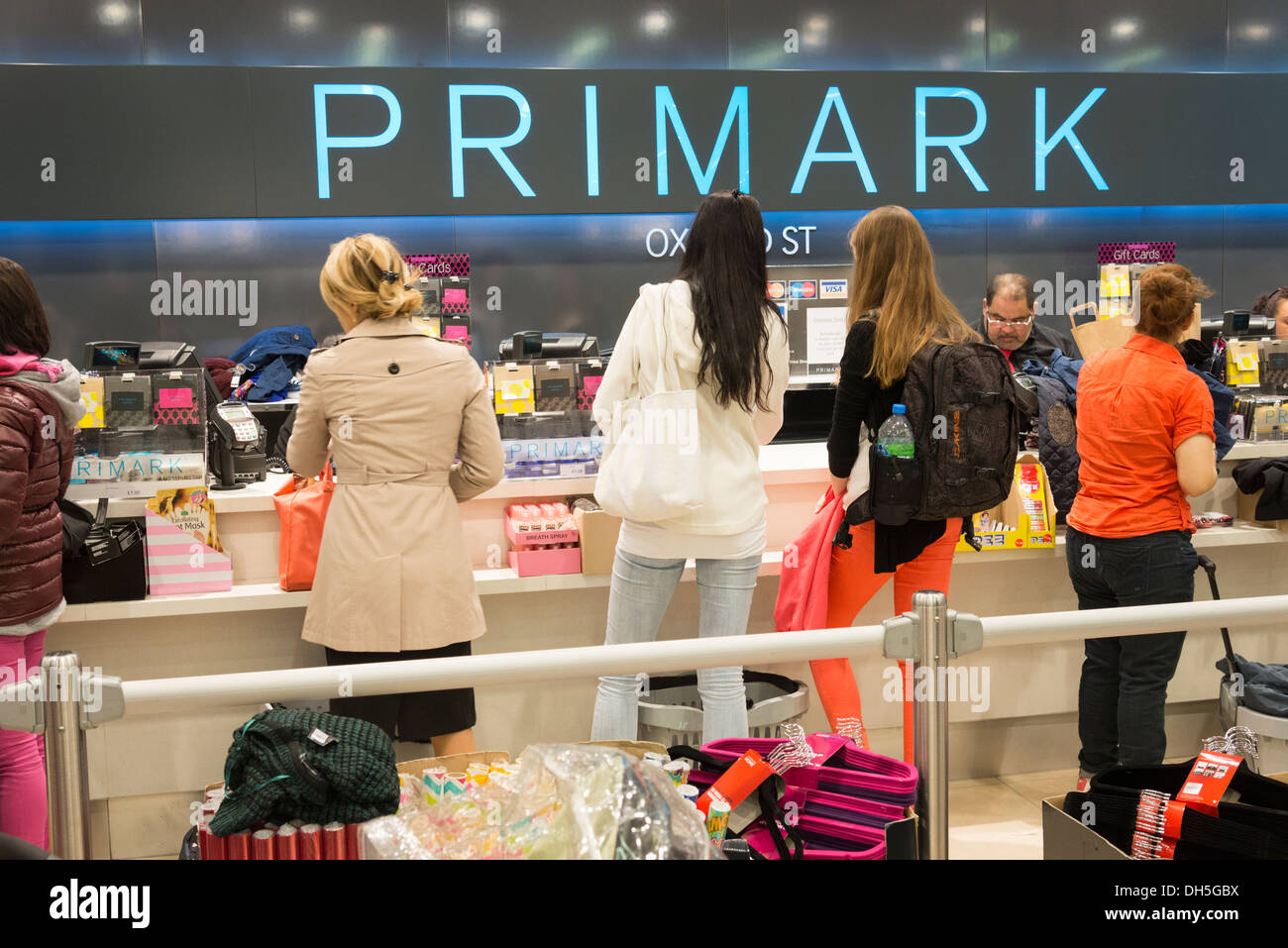 Casse a Primark, London, England, Regno Unito Foto Stock