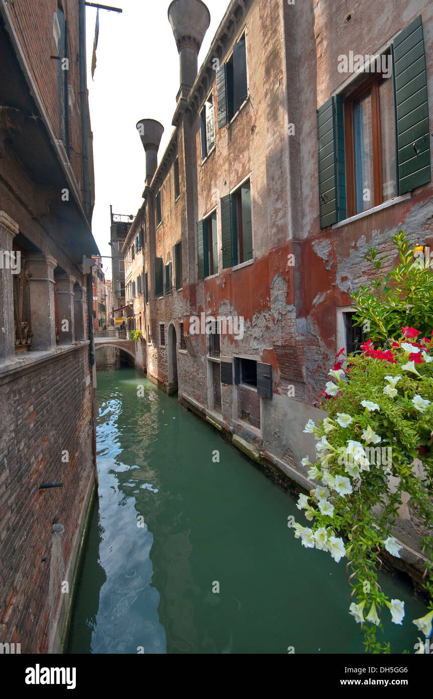 In corrispondenza della stretta di 'canale' strade di Venezia Foto Stock