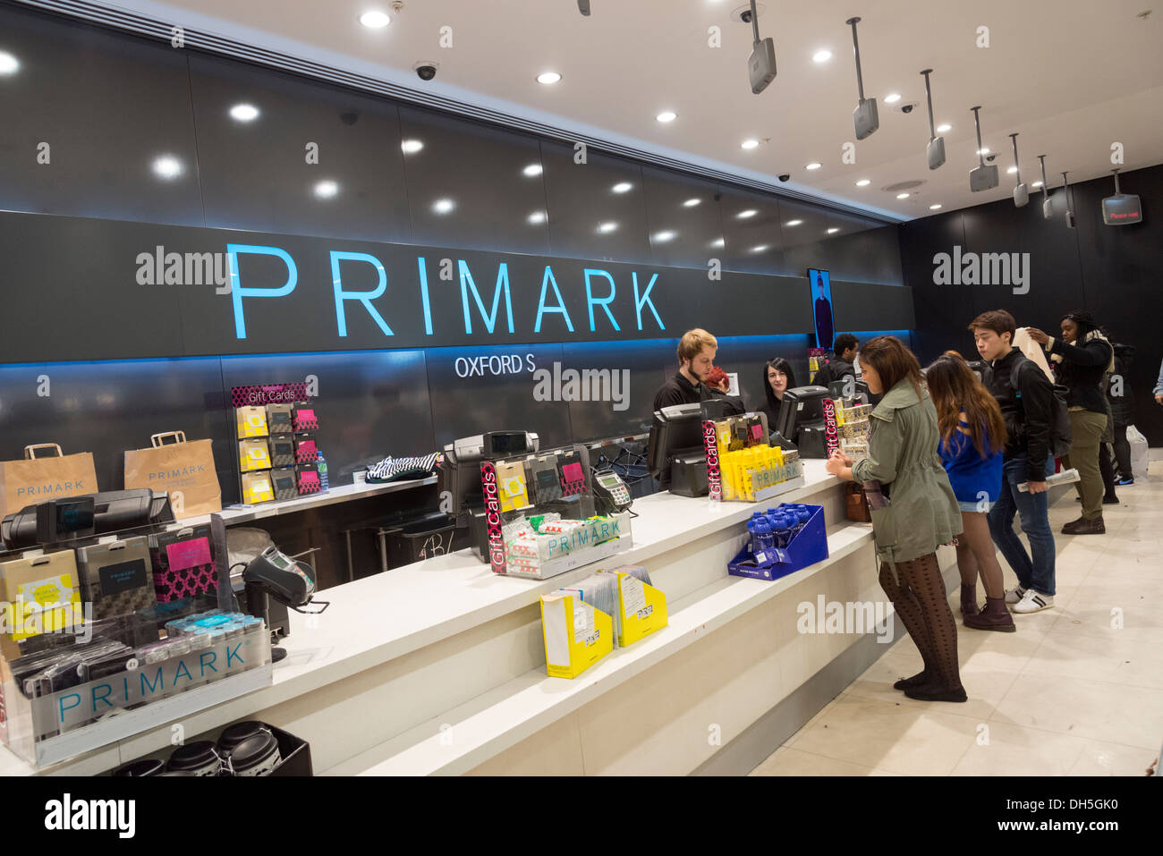 Casse a Primark, London, England, Regno Unito Foto Stock