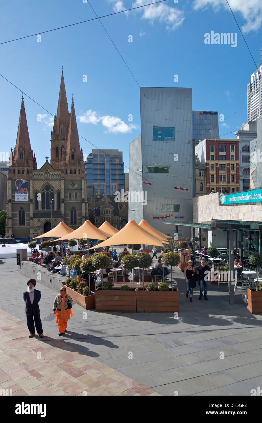 Federation Square e la Cattedrale di St Paul e Melbourne Australia Foto Stock
