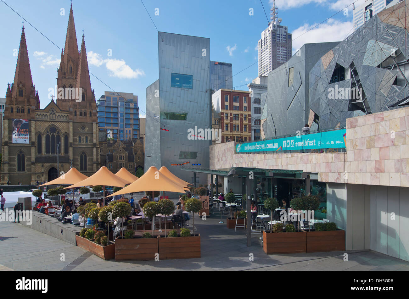 Federation Square e la Cattedrale di St Paul e Melbourne Australia Foto Stock