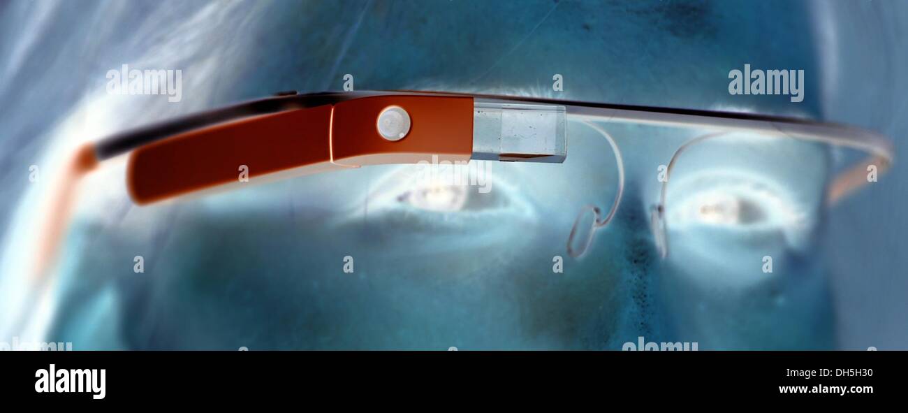 Illustrazione - illustrazione datata 01 settembre 2013 mostra una donna che indossa un vetro di Google in una montatura di occhiali in 'Factory' durante la presentazione dell'iniziativa 'Innovazione di Berlino di consenso" per la più interessante innovazione e settori di crescita del futuro a Berlino, Germania. Vetro di Google è il nome di un computer in miniatura indossato sulla testa dalla società statunitense Google Inc. Foto: Jens Kalaene ATTENZIONE: NESSUN SERVIZIO DI FILO - foto manipolata in software di editing di immagini Foto Stock