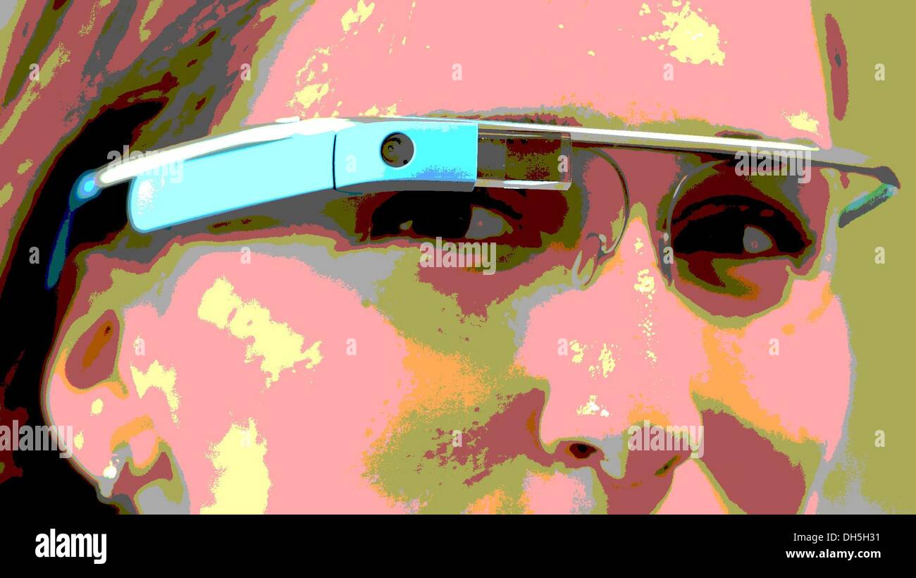 Illustrazione - illustrazione datata 01 settembre 2013 mostra una donna che indossa un vetro di Google in una montatura di occhiali in 'Factory' durante la presentazione dell'iniziativa 'Innovazione di Berlino di consenso" per la più interessante innovazione e settori di crescita del futuro a Berlino, Germania. Vetro di Google è il nome di un computer in miniatura indossato sulla testa dalla società statunitense Google Inc. Foto: Jens Kalaene ATTENZIONE: NESSUN SERVIZIO DI FILO - foto manipolata in software di editing di immagini Foto Stock
