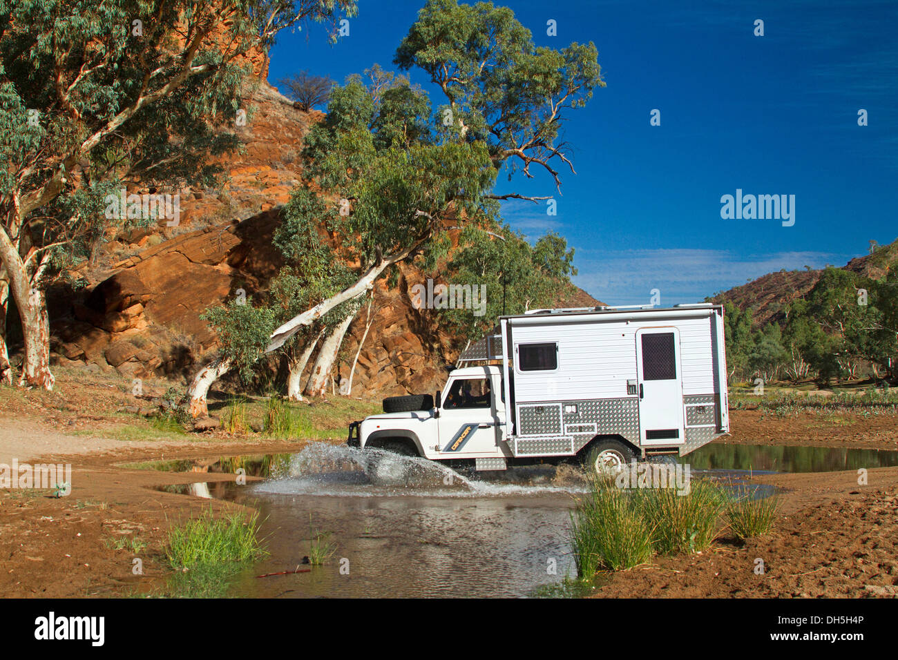 Camper attraversamento del fiume Ross vicino area camping, NT Foto Stock