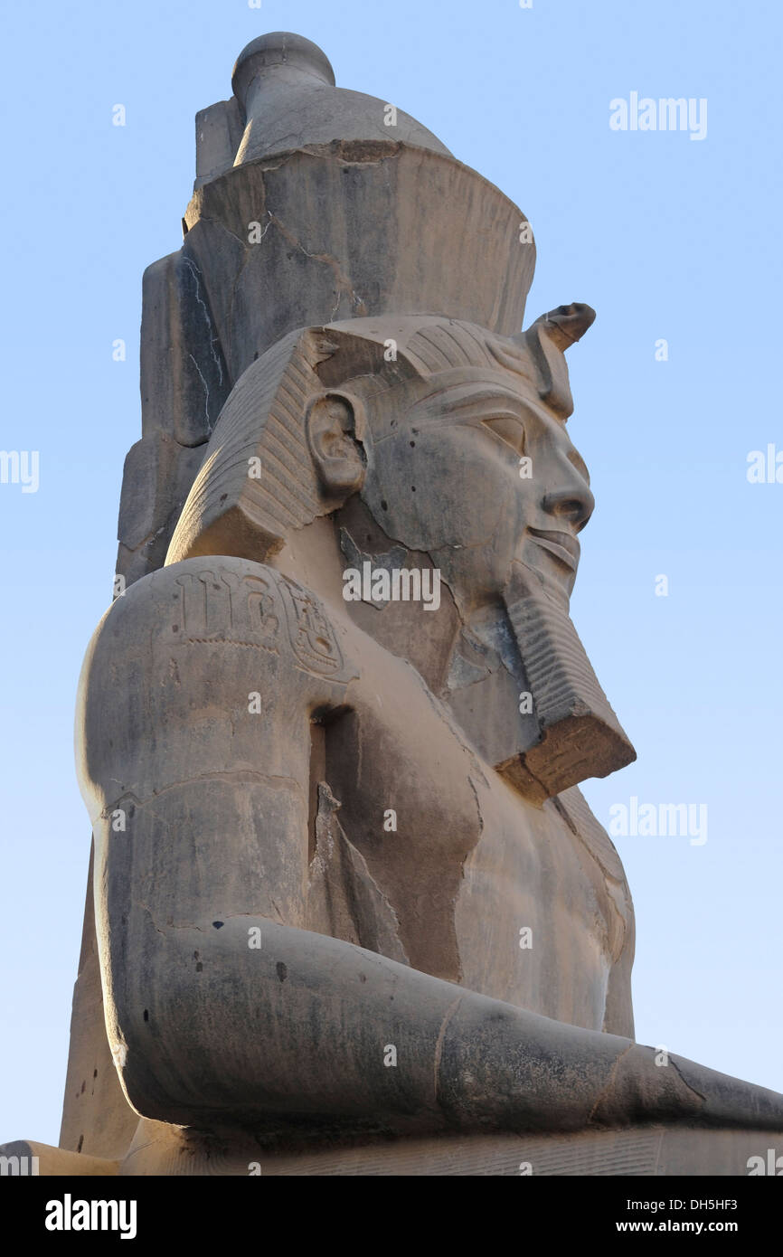 Angolo basso dettaglio di un faraonico scultura presso l'antico Tempio di Luxor in Egitto (Africa) Foto Stock