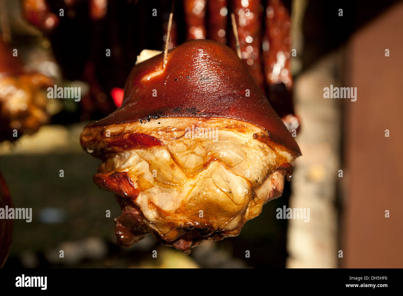 Carne affumicata con carne di maiale appendere su una stringa Foto Stock