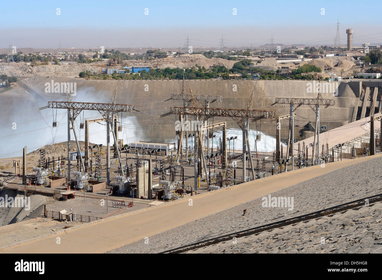 La diga di Assuan con la centrale idroelettrica di Assuan (Egitto) Foto Stock