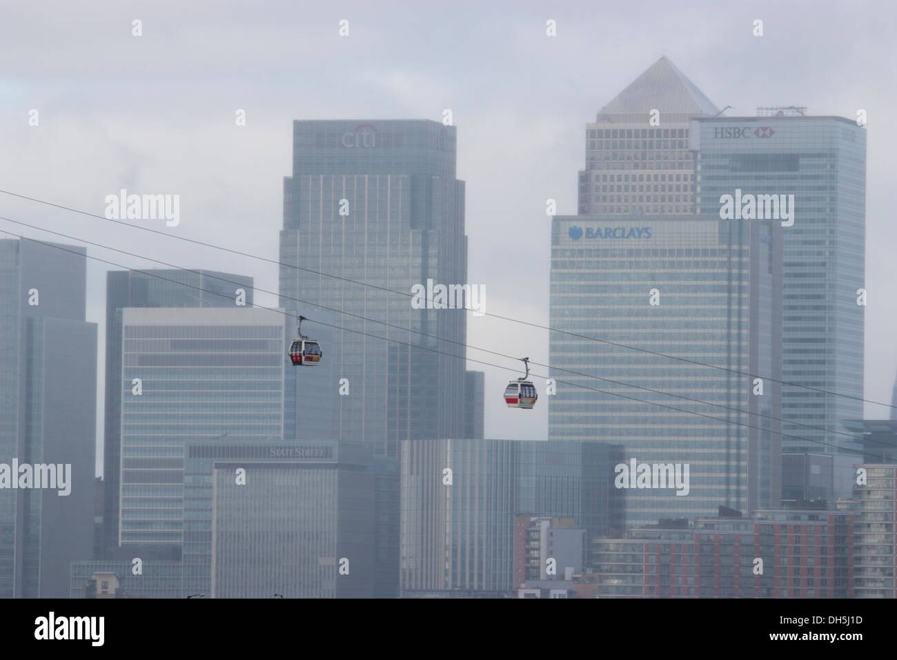 Londra, Regno Unito - le funivie Emirates Air Line scivolano sul Tamigi con i grattacieli di Canary Wharf, Citi, Barclays e HSBC, prominenti sullo sfondo. Foto Stock