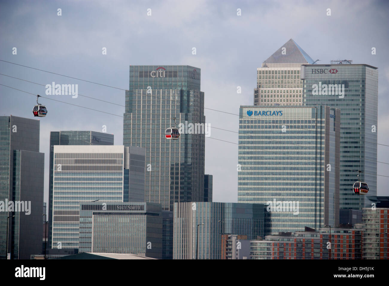 Londra, Regno Unito - le funivie Emirates Air Line scivolano sul Tamigi con i grattacieli di Canary Wharf, Citi, Barclays e HSBC, prominenti sullo sfondo. Foto Stock