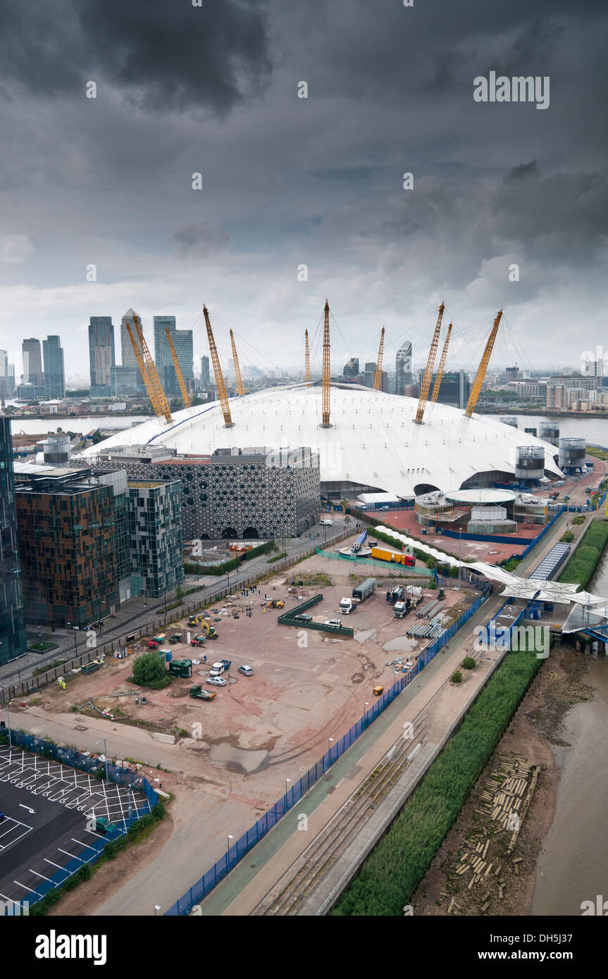 Vista su Arena O2 (Millennium Dome) sul Fiume Tamigi con Canary Wharf in background, London, Regno Unito Foto Stock