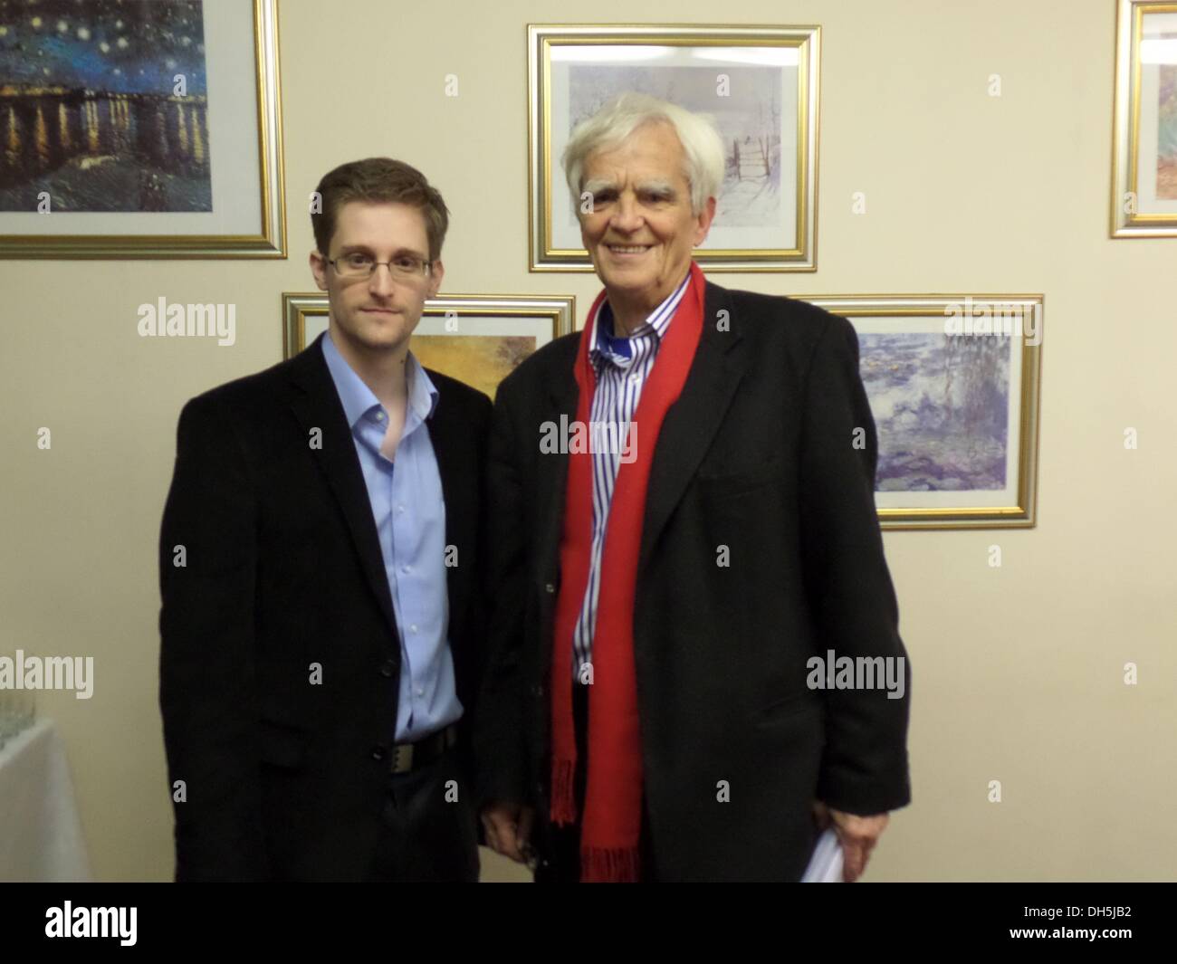Dispensa - una dispensa per la mostra fotografica di Hans-Christian Stroebele (R) incontro con whistleblower Edward Snowden in Russia, 31 ottobre 2013. Foto: Ufficio di Hans-Christian Stroebele (ATTENZIONE: solo uso editoriale con la denominazione della sorgente foto: Ufficio di Hans-Christian Stroebele) Foto Stock
