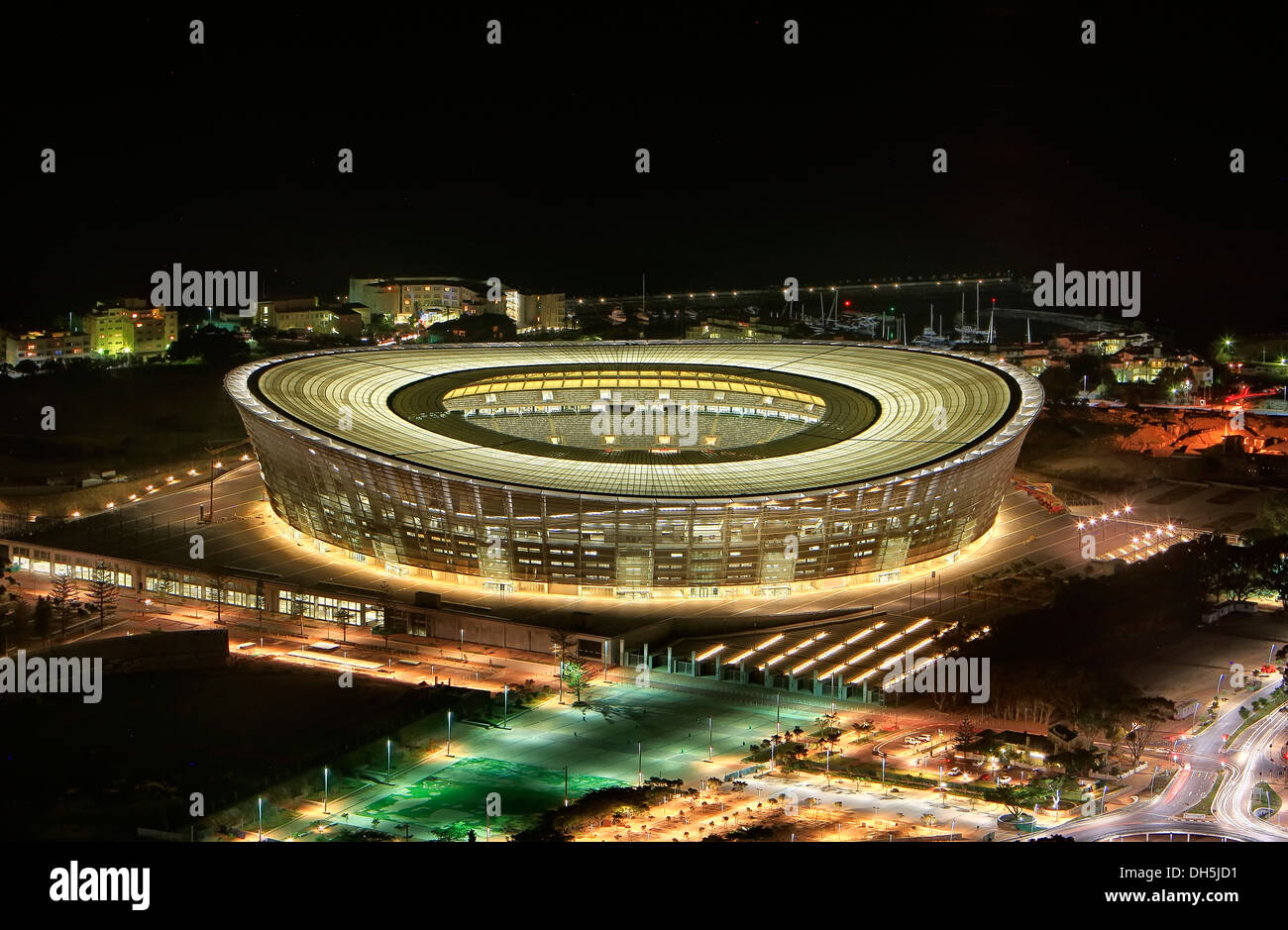 Illuminata Cape Town Stadium, stadio di calcio in Città del Capo Western  Cape, Sud Africa e Africa Foto stock - Alamy