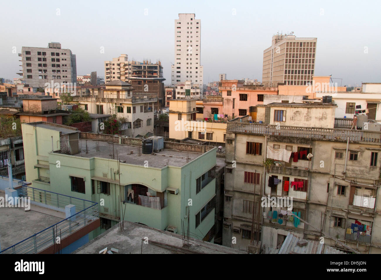 Vista dalla terrazza sul tetto al di sopra del distretto Syamoli, Dhaka, Bangladesh, Asia del Sud, Asia Foto Stock