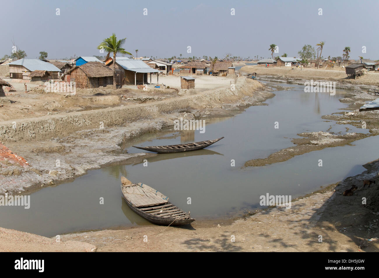 Due barche di legno in un arido floodplain, ciclone Aila invaso la città di Gabura nel 2009, la terra è troppo salato per crescere Foto Stock