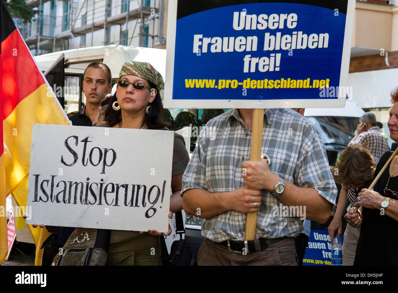 Anti-Islam rally, proteste, vigilia della destra populista 'Pro Deutschland', 'Pro-Germany', partito in Torfstrasse street Foto Stock