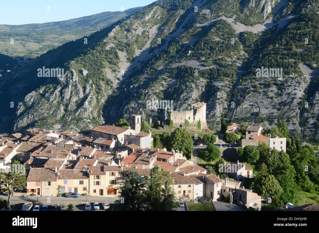Vista su Gréolières villaggio nella valle del Loup Alpes-Maritimes Francia Foto Stock