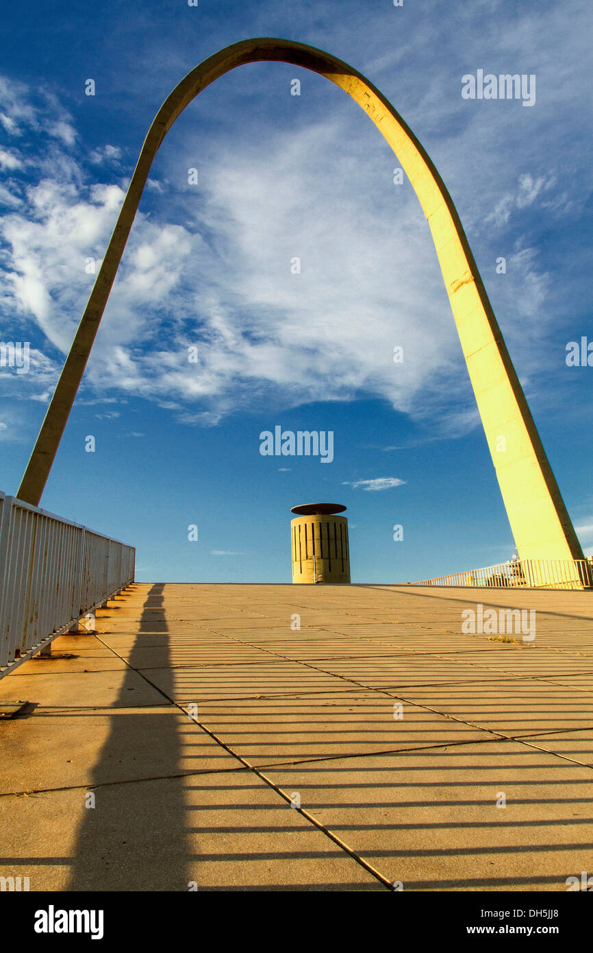 Arco di calcestruzzo, Expo area espositiva, Rachid Karame fiera internazionale, Tripoli, Libano. L'architetto brasiliano Oscar Niemeyer Foto Stock