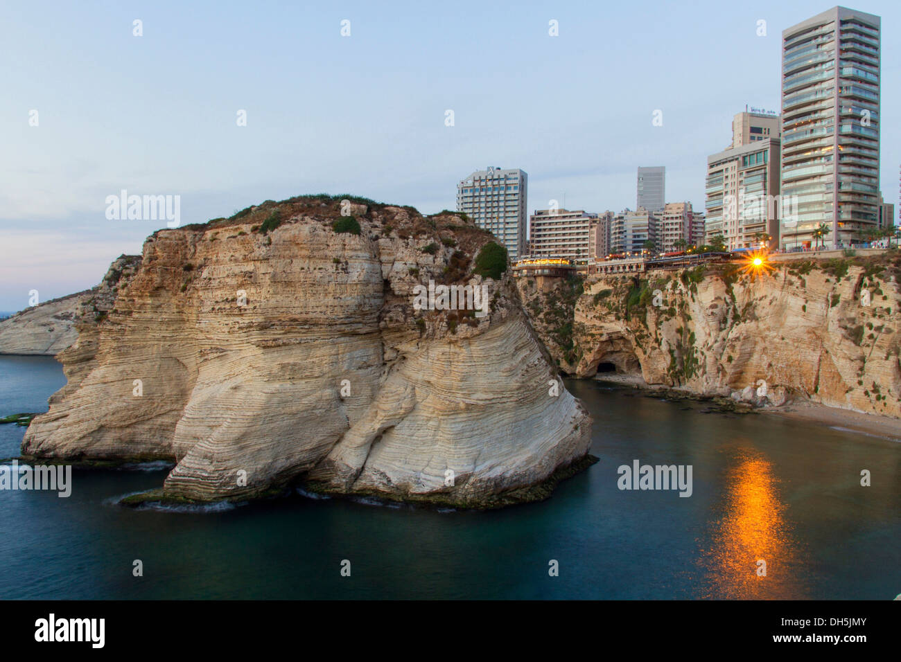 El Rawsheh Rock o Pigeon Rocks, Beirut, Libano Foto Stock