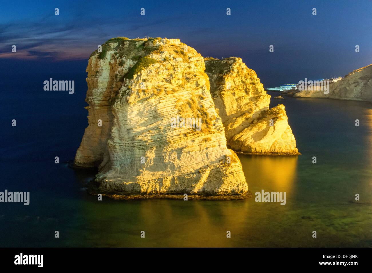 Atmosfera serale a El Rawsheh Rock o Pigeon Rocks, Beirut, Libano Foto Stock