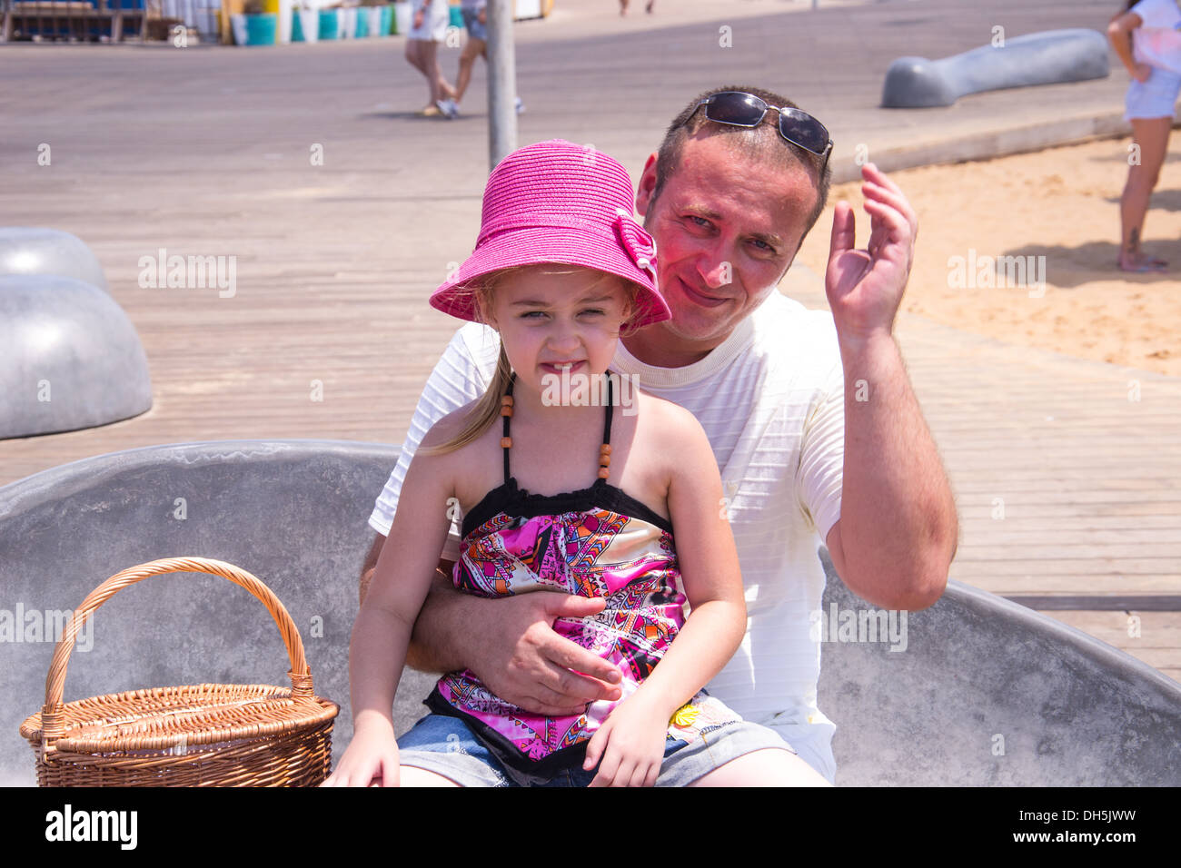 Padre e figlia sulla spiaggia il giorno di luce solare Foto Stock