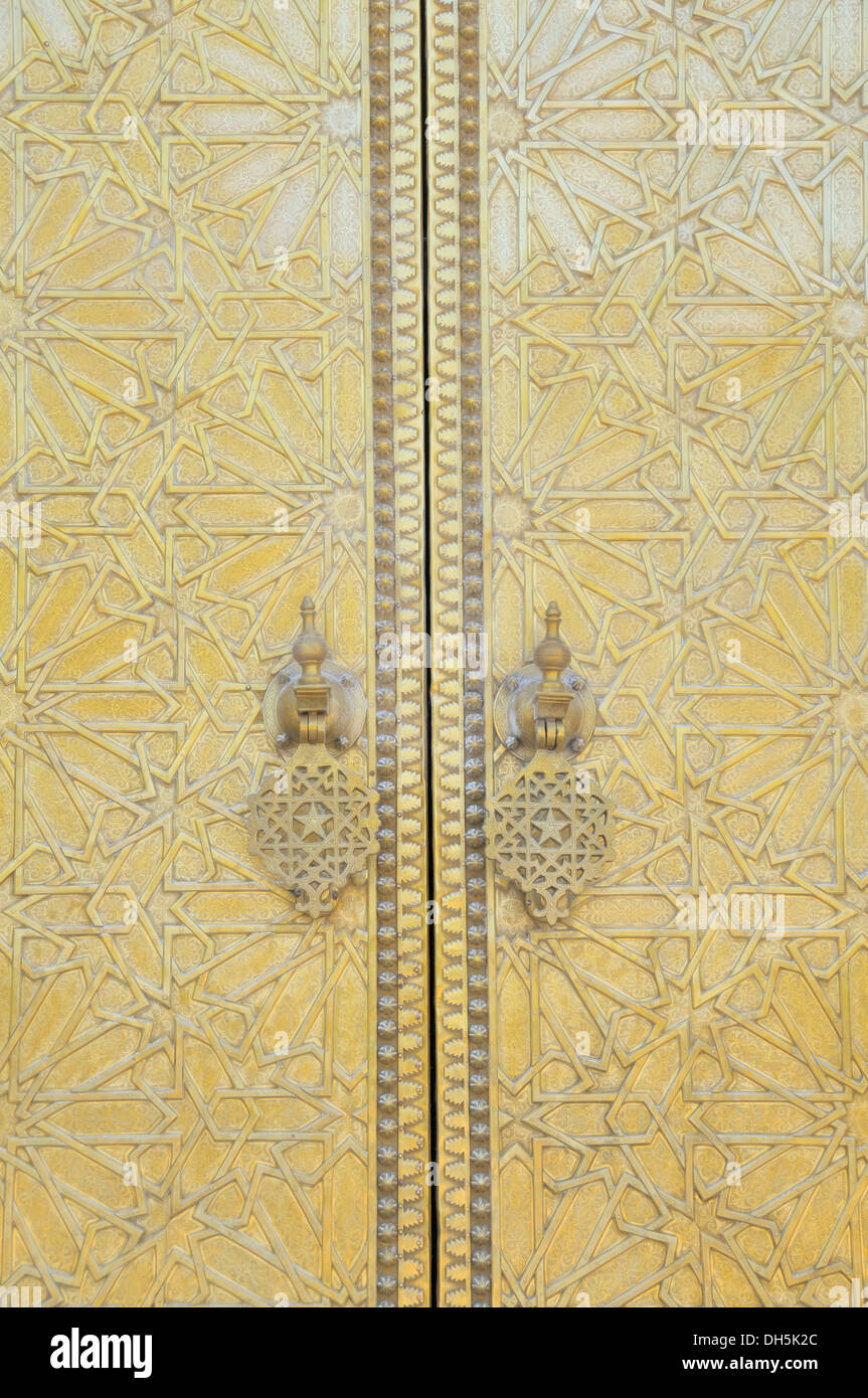 Porta del palazzo reale, Palais Royal, Dar El Makhzen, a Place des Alaouites in Fes Djedid, Fes, Marocco, Africa Foto Stock
