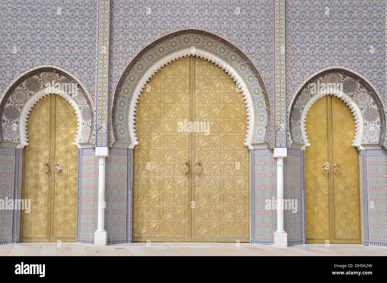 Portale del palazzo reale, Palais Royal, Dar El Makhzen, a Place des Alaouites in Fes Djedid, Fes, Marocco, Africa Foto Stock