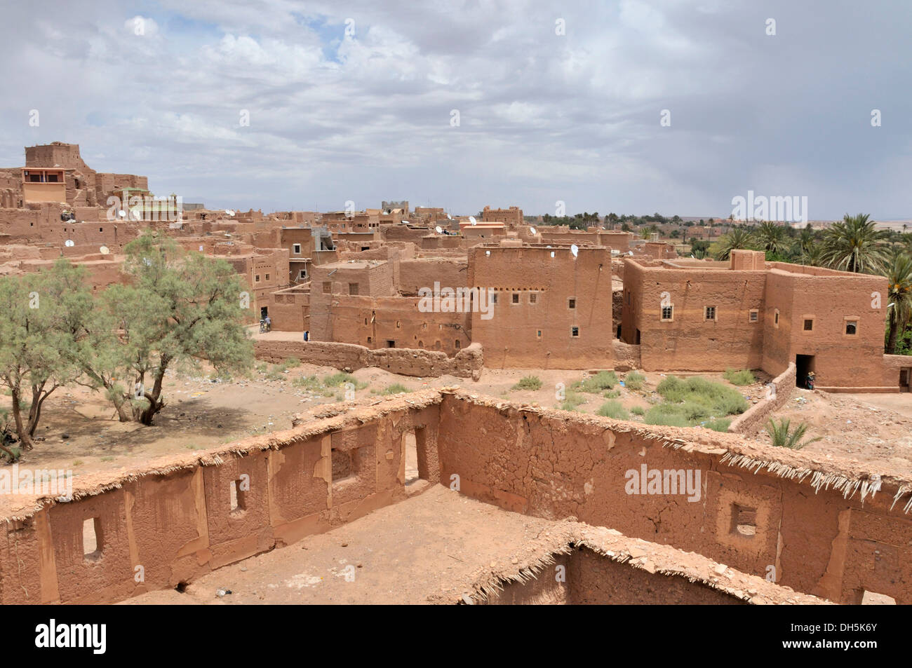 Terra sbattuta architettura nella città vecchia o Medina, Ouarzazate, Marocco, Africa Foto Stock