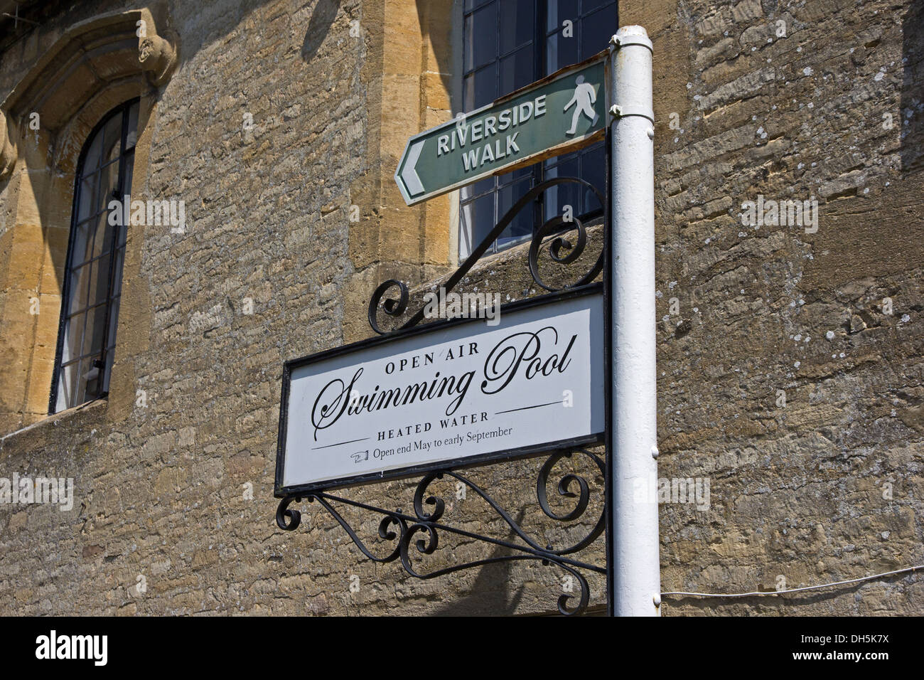 Cartello con segno per la Piscina all'Aperto, Cirencester Foto Stock