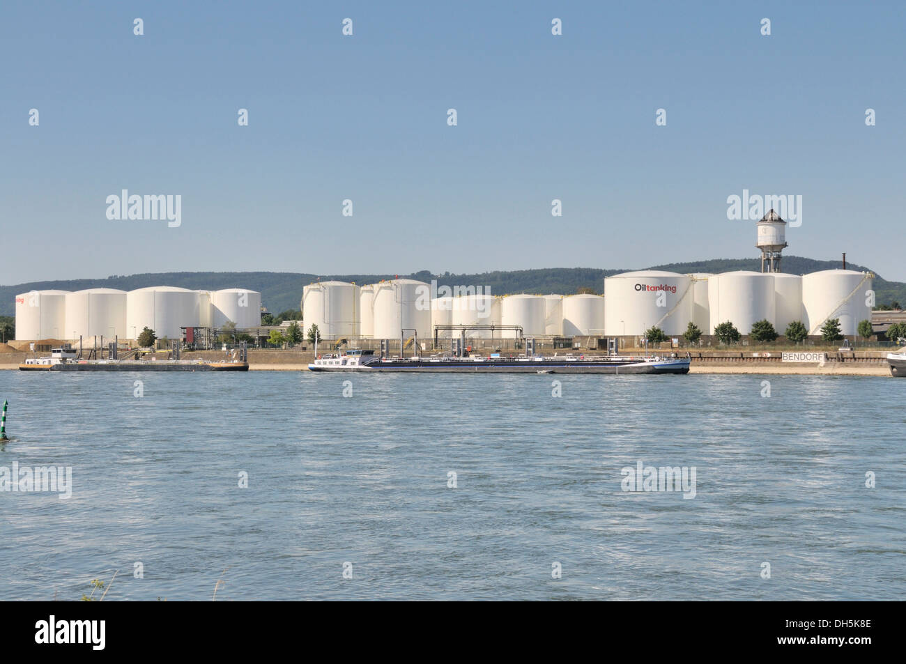 Olio più grande sito di stoccaggio tra Mainz e Colonia, porto sul Reno a Bendorf, Renania-Palatinato Foto Stock