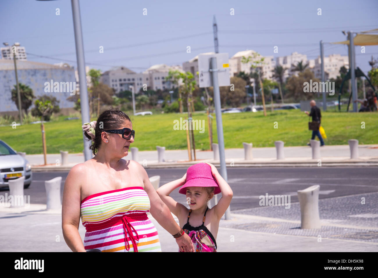 Madre e figlia a piedi Foto Stock