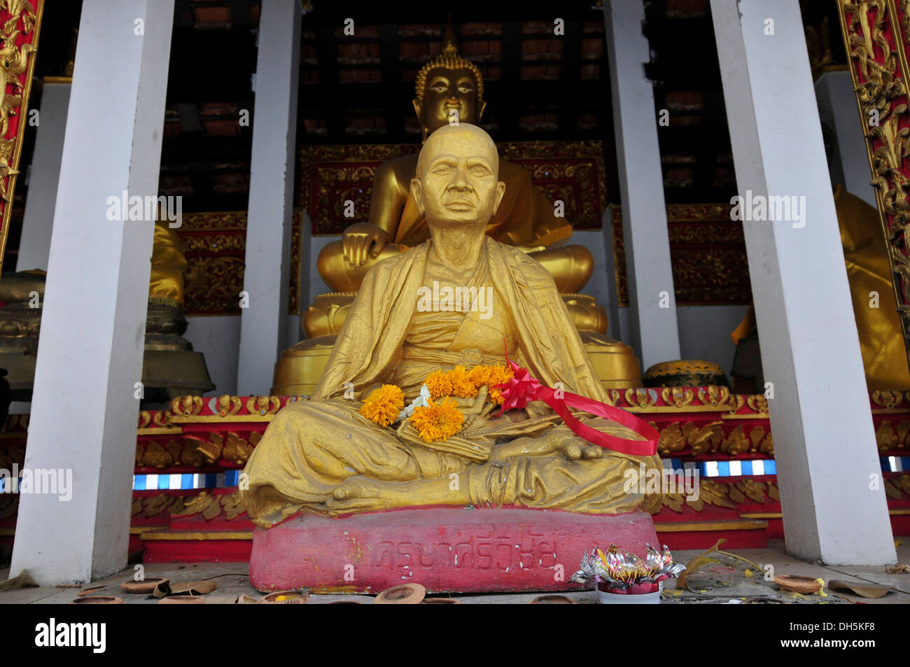 Statua di un venerato fratello, Wat che Kham, Chiang Mai, Thailandia, Asia Foto Stock