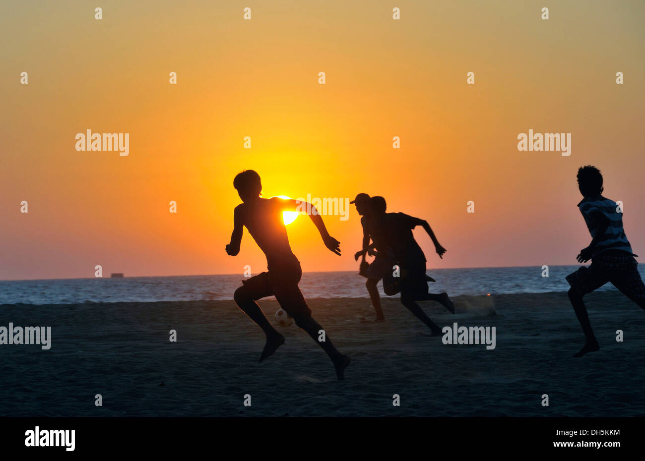 Giovani uomini che giocano a calcio sulla spiaggia, Negombo, Sri Lanka, Ceylon, Asia del Sud, Asia Foto Stock