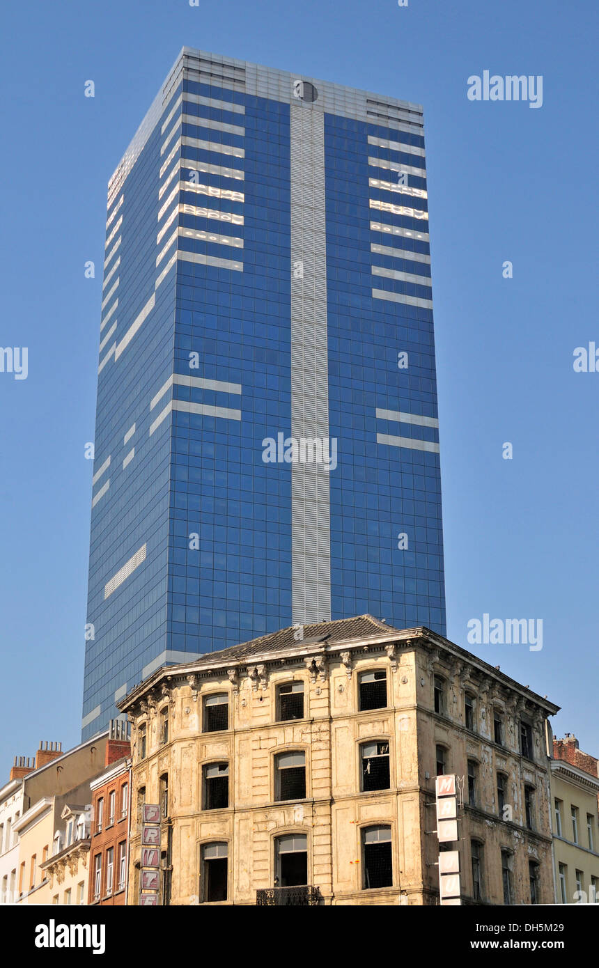 Edificio abbandonato, dietro la Tour du Midi, edificio più alto in Belgio, Unione europea edificio di Bruxelles, Belgio, Europa Foto Stock