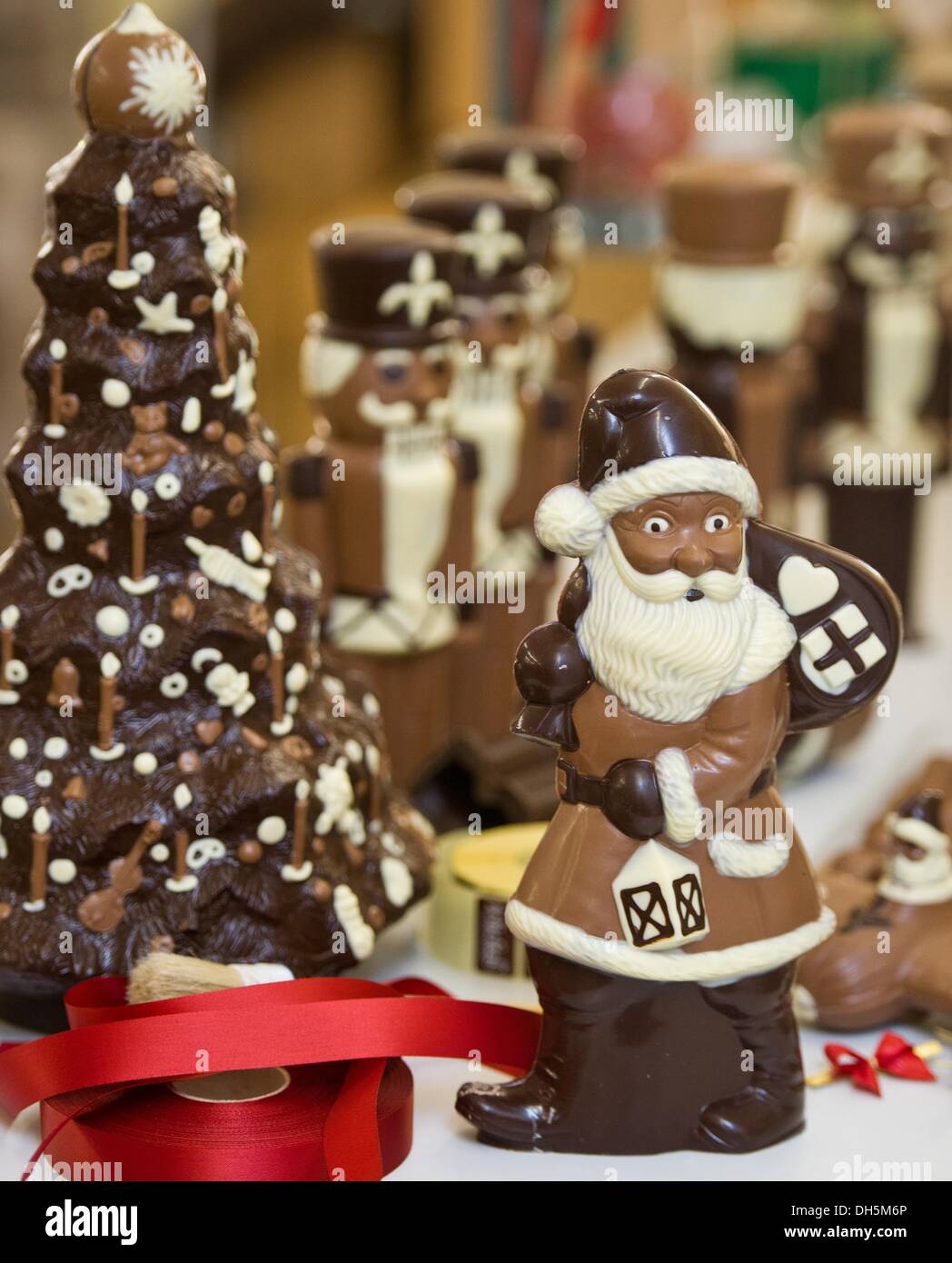 Hornow, Germania. 30 ott 2013. Un babbo natale e altri articoli di cioccolato sono in mostra nelle pasticcerie Felicitas GmbH in Hornow, Germania, 30 ottobre 2013. La produzione per il Natale ha già iniziato nell'impresa familiare. Solo il puro burro di cacao viene utilizzato per rendere le figure fatte a mano. Circa 300 chili di cioccolato è un processo lì ogni giorno. Foto: Patrick Pleul/dpa/Alamy Live News Foto Stock