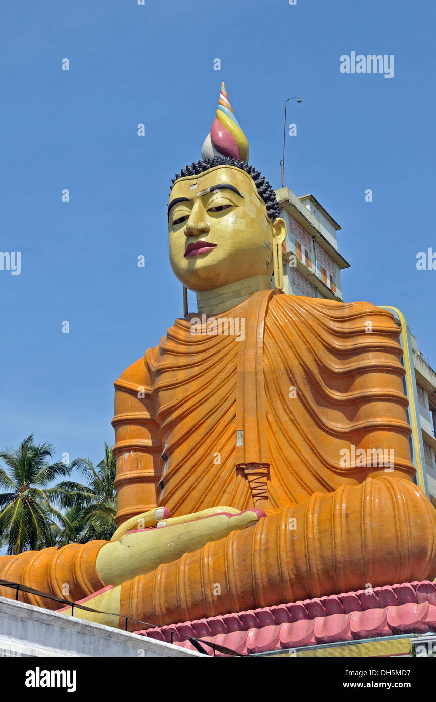Più alto statua del Buddha in Sri Lanka, Wewurukannala Vihara Temple, Dikwella, Sri Lanka, Asia PublicGround Foto Stock