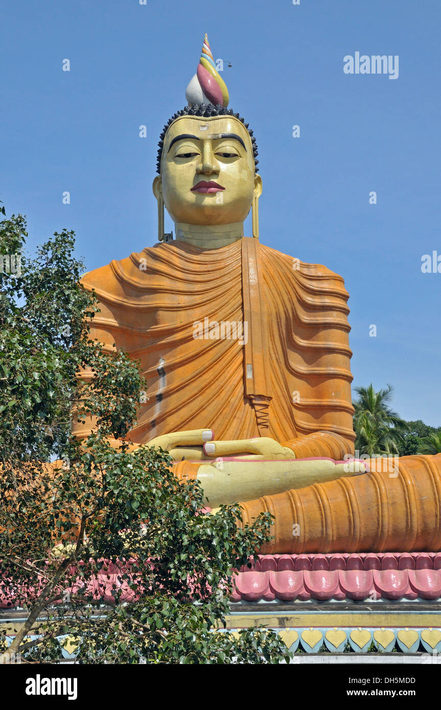 Più alto statua del Buddha in Sri Lanka, Wewurukannala Vihara Temple, Dikwella, Sri Lanka, Asia PublicGround Foto Stock