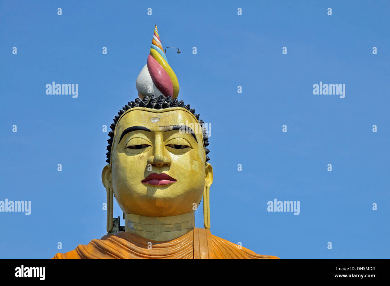 Più alto statua del Buddha in Sri Lanka, Wewurukannala Vihara Temple, Dikwella, Sri Lanka, Asia PublicGround Foto Stock