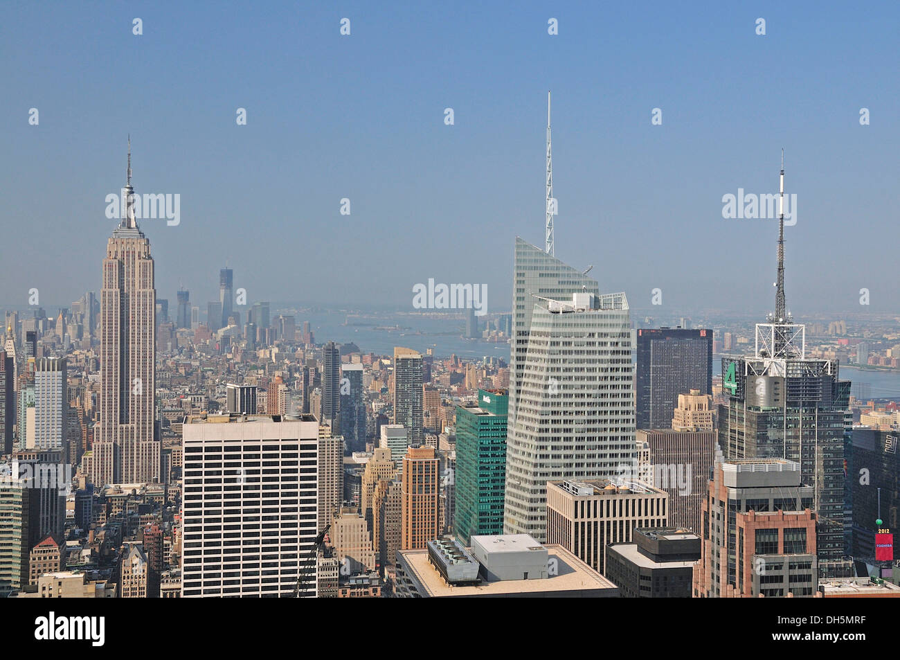 Vista dal ponte di osservazione 'Top del Rock' al Rockefeller Center verso il centro di Manhattan, Empire State Building Foto Stock