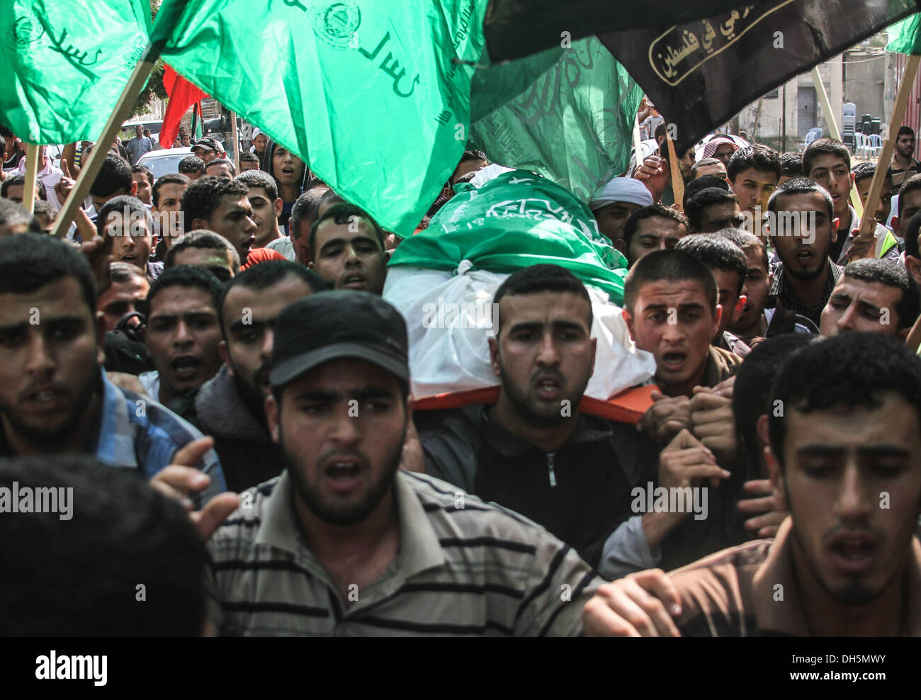 La striscia di Gaza, Territori palestinesi, . 1 Nov, 2013. Palestinesi portano il corpo del militante Hamas Rabee Baraka durante il suo funerale in Khan Younis nel sud della striscia di Gaza il 1 novembre 2013. Un attacco aereo israeliano ha ucciso tre militanti palestinesi nella striscia di Gaza il Venerdì, il gruppo islamista Hamas detto, dopo una notte di scontro a sinistra di un quarto palestinese, pistolero Baraka, morti e cinque soldati israeliani feriti. Foto: Sameh Rahmi/NurPhoto Credito: Sameh Rahmi/NurPhoto/ZUMAPRESS.com/Alamy Live News Foto Stock