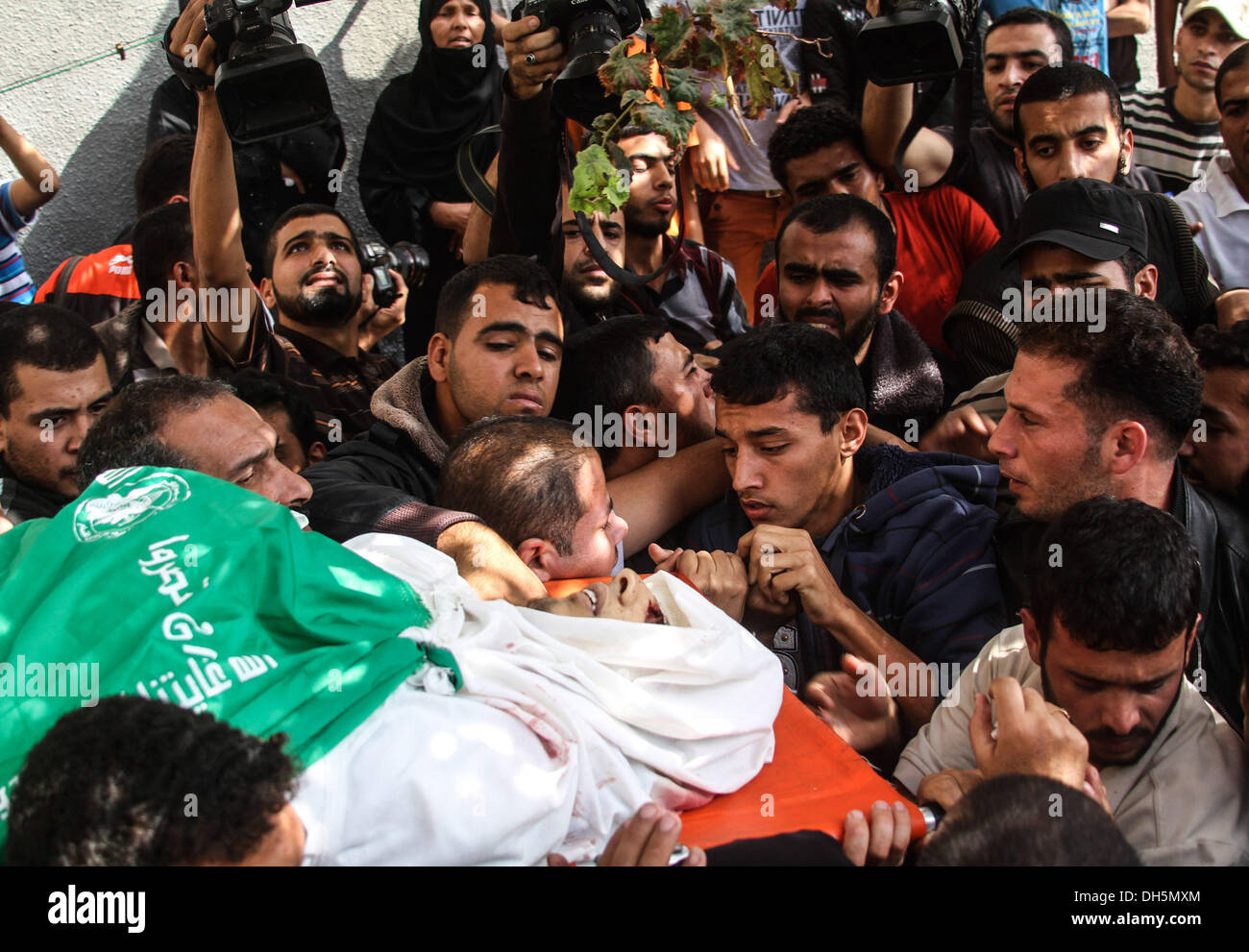 La striscia di Gaza, Territori palestinesi, . 1 Nov, 2013. Palestinesi portano il corpo del militante Hamas Rabee Baraka durante il suo funerale in Khan Younis nel sud della striscia di Gaza il 1 novembre 2013. Un attacco aereo israeliano ha ucciso tre militanti palestinesi nella striscia di Gaza il Venerdì, il gruppo islamista Hamas detto, dopo una notte di scontro a sinistra di un quarto palestinese, pistolero Baraka, morti e cinque soldati israeliani feriti. Foto: Sameh Rahmi/NurPhoto Credito: Sameh Rahmi/NurPhoto/ZUMAPRESS.com/Alamy Live News Foto Stock